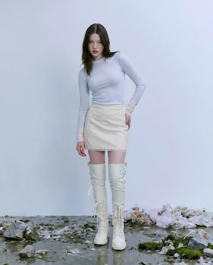 u4344432133_korean_fashion_model_standing_in_a_clean_white_st_5da08ab7-60b7-4bf7-bf4f-d7325403953e_0
