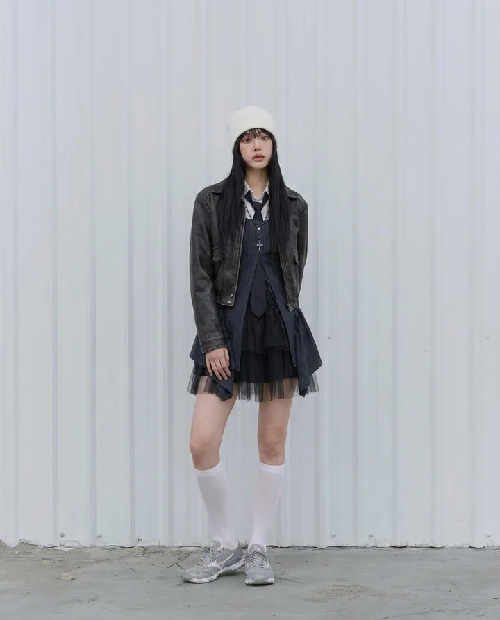 thomwills_17807_A_full-body_high-end_fashion_campaign_photo_f_3f23f505-3f52-46dc-828c-5b501c55f350_0