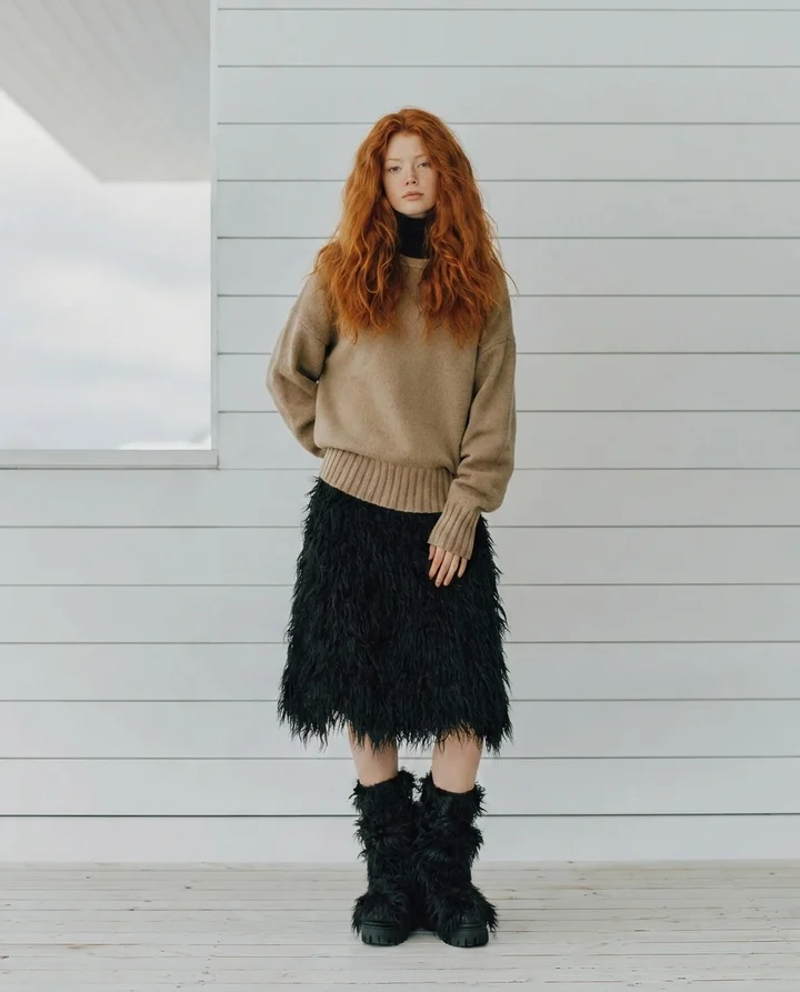 shandian7923_luxury_fashion_campaign_image_pale_model_with_ex_423391a7-b081-4326-9233-d24290765eee_0