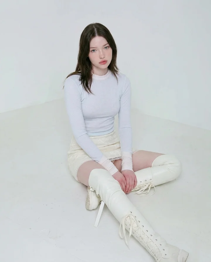ye0n_Photorealistic_Korean_fashion_editorial_portrait_of_a_lo_2e6b785b-e458-4360-8cdd-9bdc17e85098_0