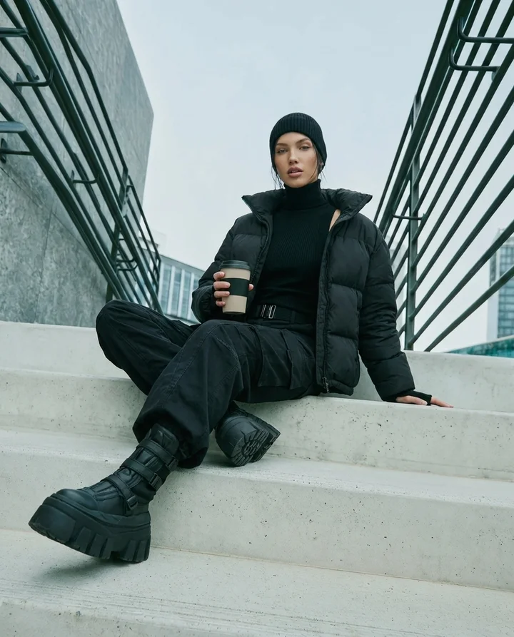 pickle_neko_A_young_woman_sits_on_concrete_stairs_in_an_urban_1a031fa3-7659-4544-9eb7-9cc3fa06754b_0