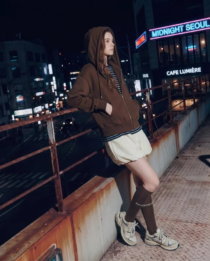 MUSINSA-lookbook 뉴발란스 아티스트 아이유의 가을 모멘트 뉴발란스와 함께한 아이유의 헤리티지&amp;컬러 블록 스타일링. 5