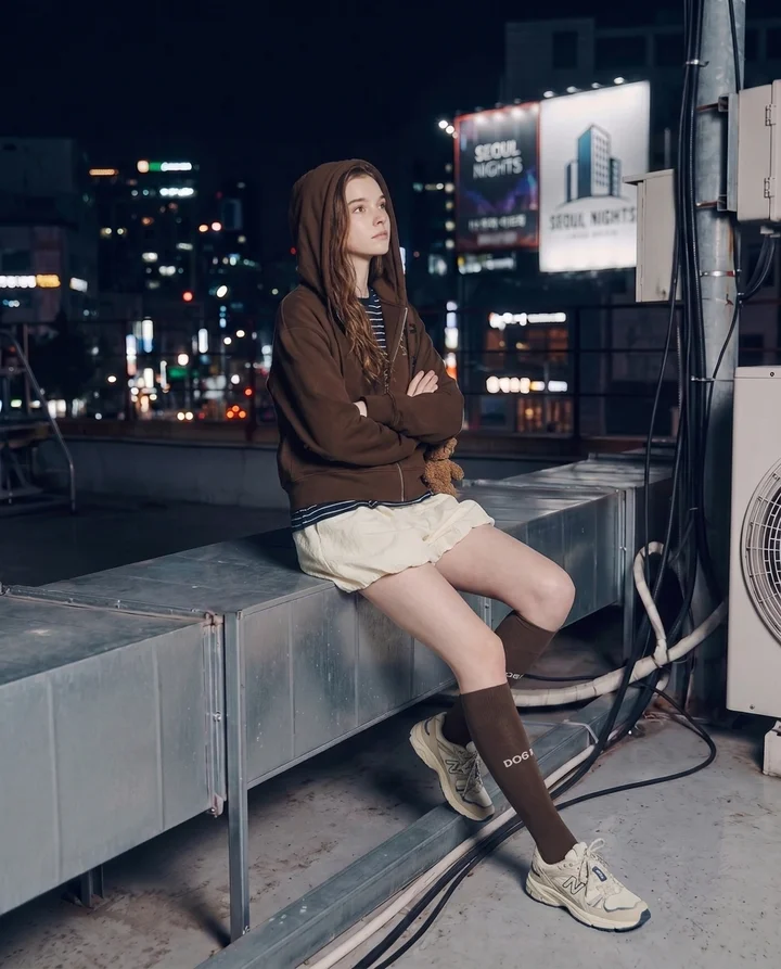 MUSINSA-lookbook 뉴발란스 아티스트 아이유의 가을 모멘트 뉴발란스와 함께한 아이유의 헤리티지&amp;컬러 블록 스타일링. 4