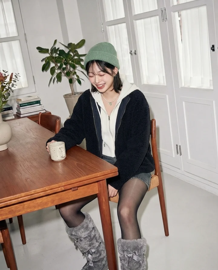 MUSINSA-lookbook 폴리 피에스 아이 러브 유 커플의 함께하는 소중한 일상을 사랑스럽게 담아내고 있습니다.