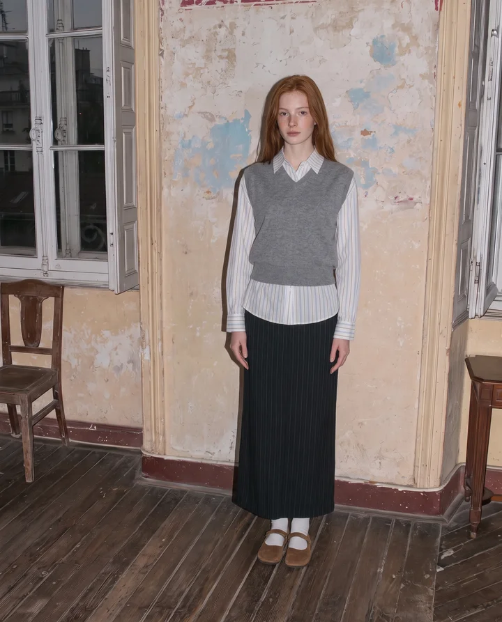 a_high-fashion_model_standing_casually_in_an_old_European_apa_7f011b37-4e4f-4ff2-a7d5-f7eed19f6f8c_0